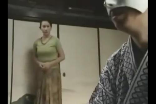 男は酷いケロイドを隠すために仮面を被っていた。依頼内容は裏介護。脱衣の介助をすると巨大なち●ぽが！あー亡夫を軽く凌駕ww