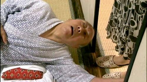 亭主不在の日中に郵便屋と不倫をブッこく妻！寝たきりの看護じい様が助けを求めるも蹴り入れるあたりでお笑いマックスだな！ww