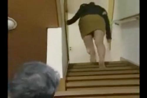 おぅ！嫁が倅を起こしに二階に上っていく！きっとそのまま一発ハメるに違いない！こうしちゃいられない！隣の押入れから...♡