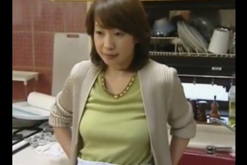男寡のエロ義父は美人な嫁のハレンチな肢体を想像して扱く日々！なるべく平静を装っていても出てしまうエロ視線！バレてますww