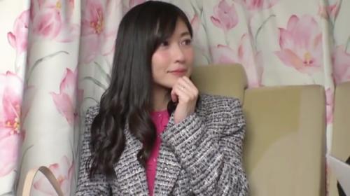 かなり美人な奥様だけどエロ質問にすら食い付くほどに飢えている！おケツも熱を持ってヒートアップ！お股に電マでイチコロやww