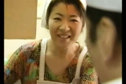 この人妻はとってもいい人！町中華の奥さんが入院したので店のお手伝い！昼休みは旦那さんのお世話！この人妻はとってもイイ人ww