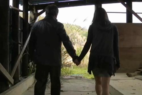 ススキの原にチャリを漕いで向かう人妻。廃墟のみ人気ない場所で愛人と待ち合わせているのだ。生殖器を繋いだ後はお手手繋いでww