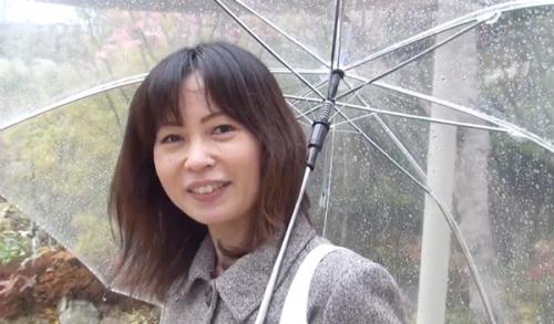 雨の日にヤって来た...いやヤりに来た日照りの人妻！女を忘れていただけあって晒したま●こは毛ボーボー！だが巨根はしっかり...ww