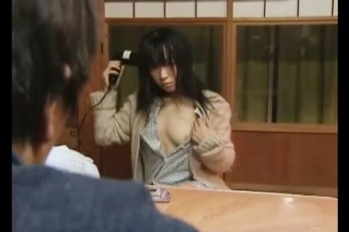 ２度目の父は熊みたいなむさくるしい中年で娘好み。ちっぱいだけど若さで押し切れパンチラ胸チラ風呂上り。お母ちゃんゴメン♡