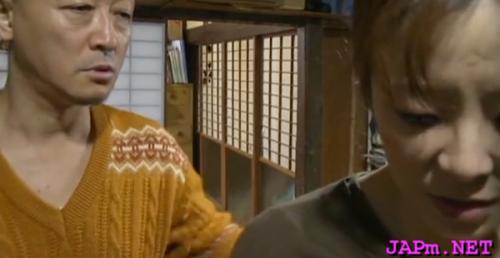 再婚した嫁は病床にあらば娘のま●こを使わせてくれるイイ女！だが元気になれば息子のち●ぽも咥えるエロババア！凄い家庭だ...ww