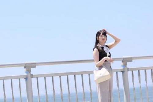 白い肌がセルリアンブルーの海と空に映える人妻。夫とのマイホームの夢を叶えるため緋色のま●こを解放...っておいアバズレww