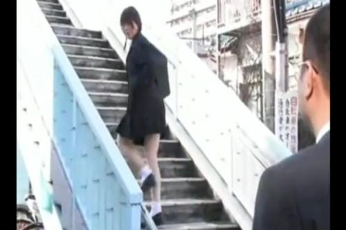 女子●生の誘いに性欲で脳がショートし恥も外聞も大人の威厳もかなぐり捨ててち●ぽ丸出し全裸で抱き着くドクサレ中年男！ww