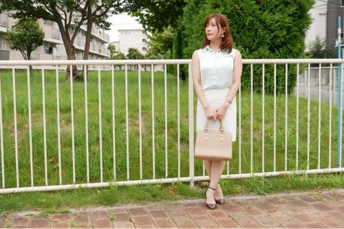 夫が出社すると性欲解放！タダマン立ちんぼとなりち●ぽ狩りに情熱を燃やすのだ！今日は何本喰うつもりだろう！まず一本目♡
