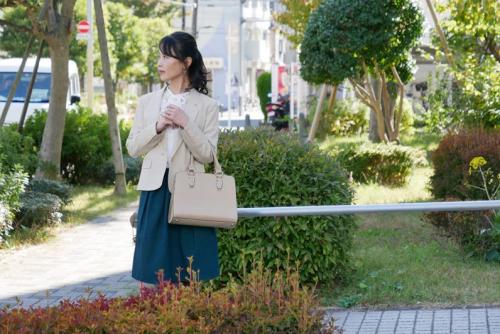 誰が信じる？恐らく夫ですら信じられないだろう！清楚で極細スレンダーの妻が夫が出社するとま●こ擦ってち●ぽ抜いてるなんて！