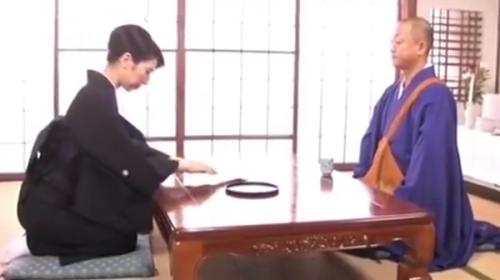 未亡人となった檀家妻の哀しみを癒すのも仏の道よ！とお布施を貰ってギンギンに勃てたマラを挿入！ほんにスケベな坊主よのうww