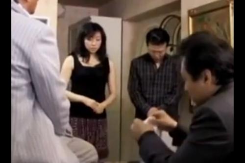 払えなければ夫を沈めるという取立屋。腑抜けになっている夫。妻は夫を守るためパート先の臭い店長に抱かれる。ああ毎日毎日...