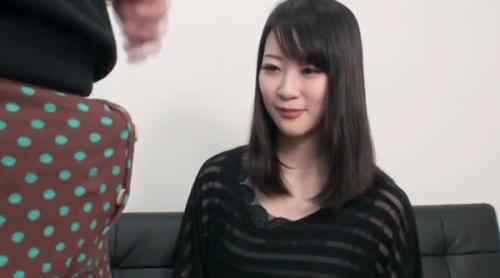 愛らしい若妻さん。他人の勃ち●ぽこを何て嬉しそうに見つめてるんでしょう！ああお口にカメさん含んで！乳首まで舐めちゃって♡