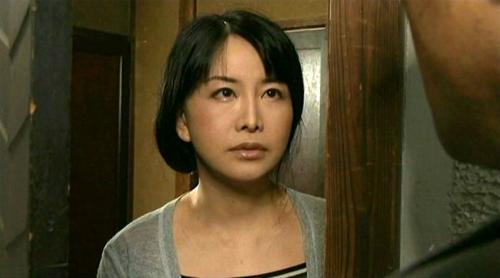 亡夫の遺してくれたもので悠々自適に暮らす未亡人の静かな生活。そこに静寂を乱す痴漢男が！ああ何てワイルドで強いの！素敵♡