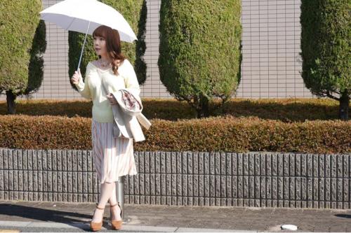 朝から擦ってオモチャでオナる人妻！キモチ良くないことはない！だがやっぱり本物のち●ぽが欲しい！表に出るぜ！ち●ぽ狩りにww