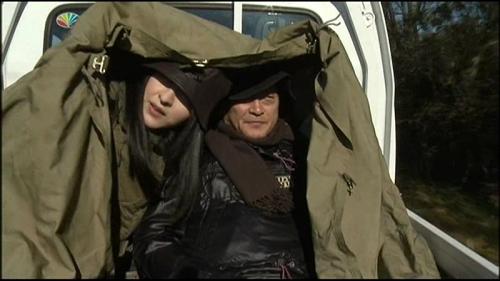 肉質感のある女にま●こ晒され我慢できない宿屋のオヤジ。逃亡犯の手助けをしてしまう。あーでも生でち●ぽ挿入できて良かったww