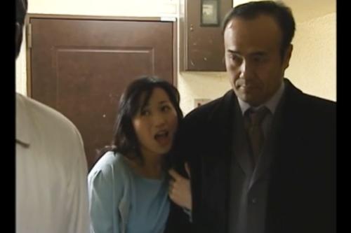 ひげ面の隣人は隣部屋の夫婦のエンドレスセックスに耳をそばだて壁に張り付いて聞いているのに会えば出てくる不平不満。お礼だろww