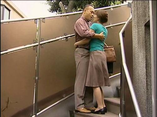 同僚教師と部屋に戻ったら何と弄んだ生徒が恨めしそうに...。厄介事は避けねばならぬ！フェラ抜きで誤魔化す！バカで良かったww