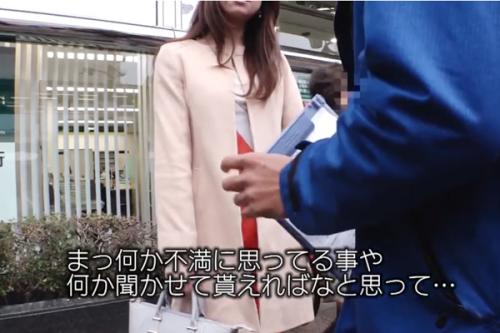 子供のお遊戯会の途中でナンパされた奥さん。目隠し拘束電マで弄ばれお●んこグッチョリ。自分のお遊戯に夢中で子供を忘れるww