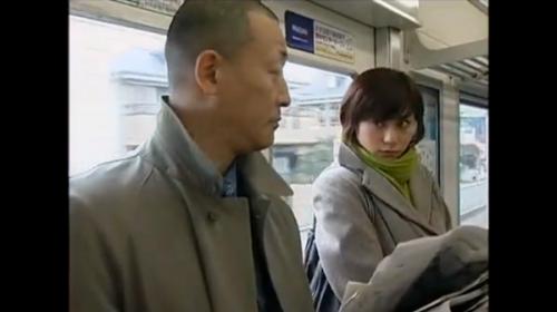 電車で乗り合わせた隣の女。なかなか可愛い女が物欲しそうに俺を見つめて来る。ち●ぽか？ち●ぽが欲しいのか？俺のマグナムだぜ！