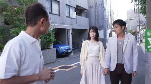 管理人という男のいやらしい目に妻は戦慄を覚えた！その直感は正鵠を射ていた！雨の夜ち●ぽを捻じ込まれ…淫乱ビッチに転生！