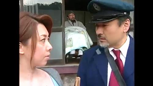 その人妻は郵便屋とデキている！目配せをして連れ込み宿で一発ハマるのだ！夫が廃人で介護に明け暮れる日々！これ位は許せぇww