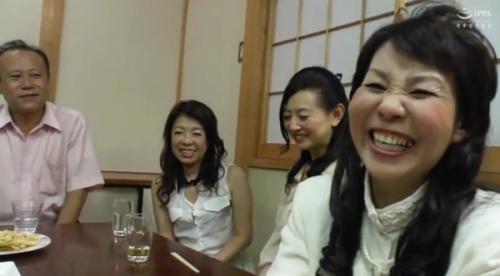 これは...サバトか地獄か賽の河原か！性欲逞しいババアたちのセックス目的合コンに紛れ込んでしまった若造！ち●ぽ争奪されるww