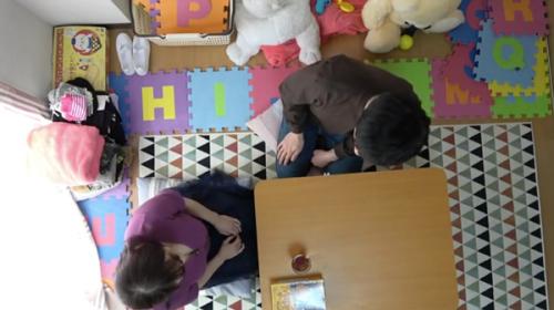 子持ちバツイチ男を気にかけてくれる同じマンションの人妻にお礼と言って部屋に上げこの男はおっぱいデケェなと狙っているww