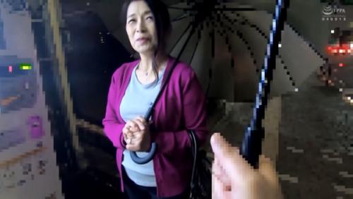 雨の日の夜にモニターで誘われたおばさん。オフィスにはワインとオモチャ。おばさん逡巡ぜず電マ持ってトイレへ。撮られてるww