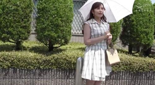 今日はどんなち●ぽに出逢えるのかしら？色情狂の奥様は団地の通路に立ち男を漁る！全住民の男が兄弟になる日も遠くはないww