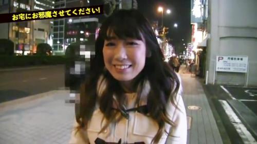 娘と同居する母だが娘は毎日帰りが遅い。一人寝の夜は寂しくてデカチン男の部屋訪問を承諾。乾いていた膣奥にズボボーンww