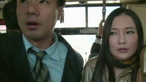 このド変態痴女は朝から念入りに痴漢を誘発する服装で通勤バスに乗り男とお触りプレイを愉しみ社長をしゃぶる...元気すぎだろww