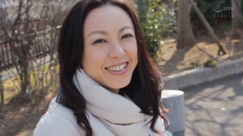 笑顔のステキな奥さん。しかしそのお●んこは久々の挿入の予感にだらしなく濡れ濡れなのである。ああ哀しきレス妻の性！ww