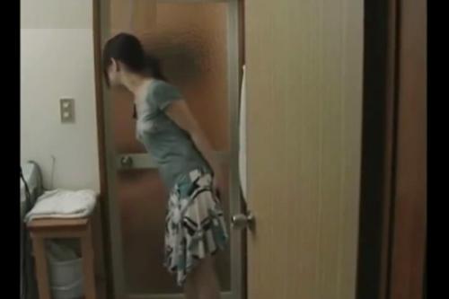 昼間に青姦不倫をしてきた人妻はお●んちょ洗って証拠隠滅！だが夜に来た別なセフレと旦那の目を盗んでまた不倫！ち●ぽ大好きww