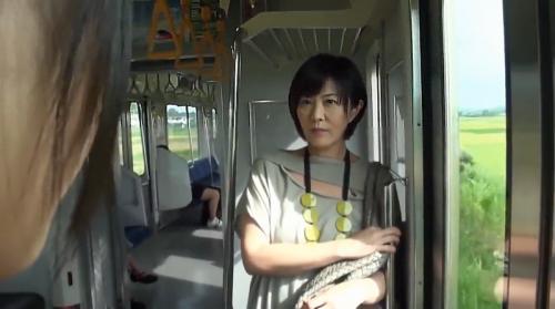 電車でババアが見つめて来た。ああレズだけが分かるアノ感触。女は無言で電車を降り便所に誘う。熱いの一発●万円やった！ww
