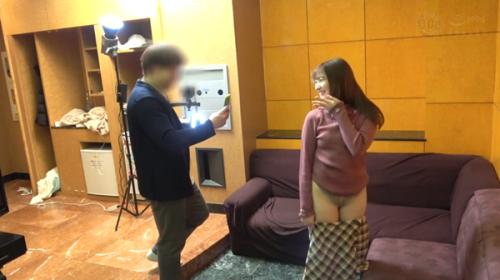 ファンという名のヲタクの狂気！目の前に晒された魅惑の白いピーチにち●ぽがボルケーノ！彼氏がいるのに極悪ナマ挿入！妊娠危険！