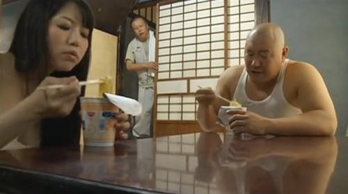 知人が見事な肢体の妹を置いて行った。身も心も奪われたころ兄が来て妹と住み始める。兄妹というより男女。家...乗っ取られるww