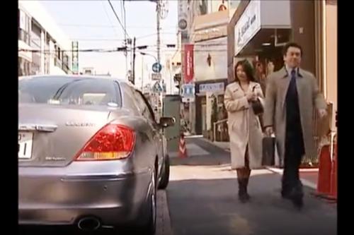 夫と共に通勤する不貞妻。路駐しているドライバーと目配せして駅から引き返す。ラブホ直行！ち●ぽ挿入！夫とはレベチなの♡