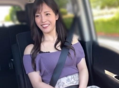 ムラムラが収まらず車内でフェラする最高の美巨乳人妻