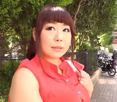 ［即ハメ×ぽっちゃり］愛液に濡れた締まり具合の良い膣で、硬くそり立つペニスを締め付ける奥さん