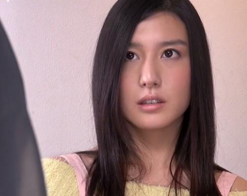 ［イラマチオ×夫の前で］容赦ない勃起ちんこに泣寝入り！身体は泣き寝入っていない人の嫁
