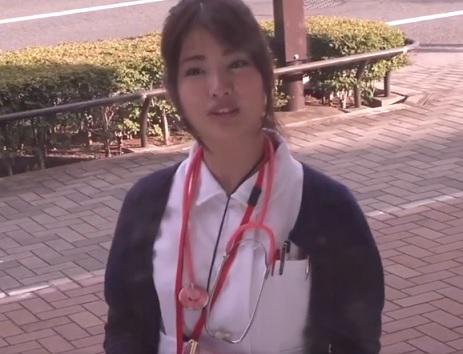 ［パンスト］ ずっと見つめていたいと思わせる官能的な魅力を放ち今だけセックスに没頭する看護師