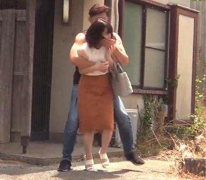 ［野外×バック］清楚だった性格も変わり、生き地獄に！脅され、ハメ狂わされた美人妻
