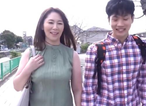 ［エロ動画×温泉］乳房を揉まれ、クリトリスを舐められ、絶頂へと導かれるピストンに狂ってしまう美魔女