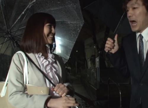 ［リップ責め×無料エロ動画］隠しきれないドスケベな性格が溢れ出し、エロエロプレイをしてしまう熟女