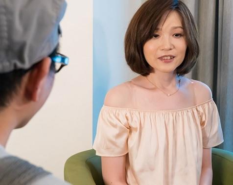 ［中出し］硬くなったペニスを弄び、たくさん出してねばかりに腰を振りまくる人の嫁