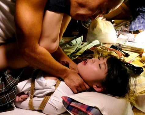 ［イラマチオ］激しい上下運動に没頭し、周囲が見えなくなるほどセックスに集中し達する女子学生