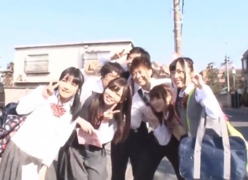 ［無料エロ動画×乱交］ 照れて惚れての感情が爆発して性獣になったかのようなセックスに発展してしまう可愛い子