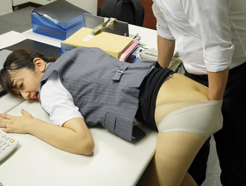 ［人妻×パンスト］目の前の愛するペニスに、身体が熱くなり、絡み合う感覚に包まれ至福イキする奥さん