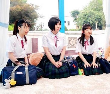 《手コキ女子校生》学生の子がエロ尻揺らして腰を振る淫らな自分のエロさで段々と興奮を憶えて乱れまくってしまう